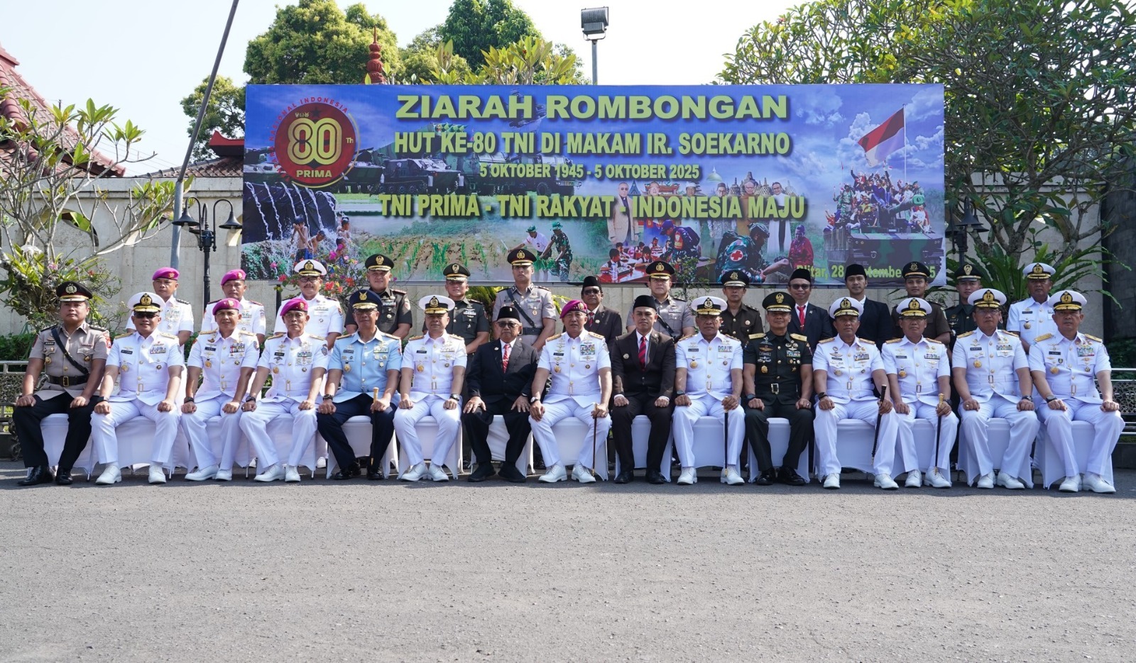 Ziarah Ke Makam Bung Karno, TNI Peringati HUT Ke 80 Dengan Semangat ...