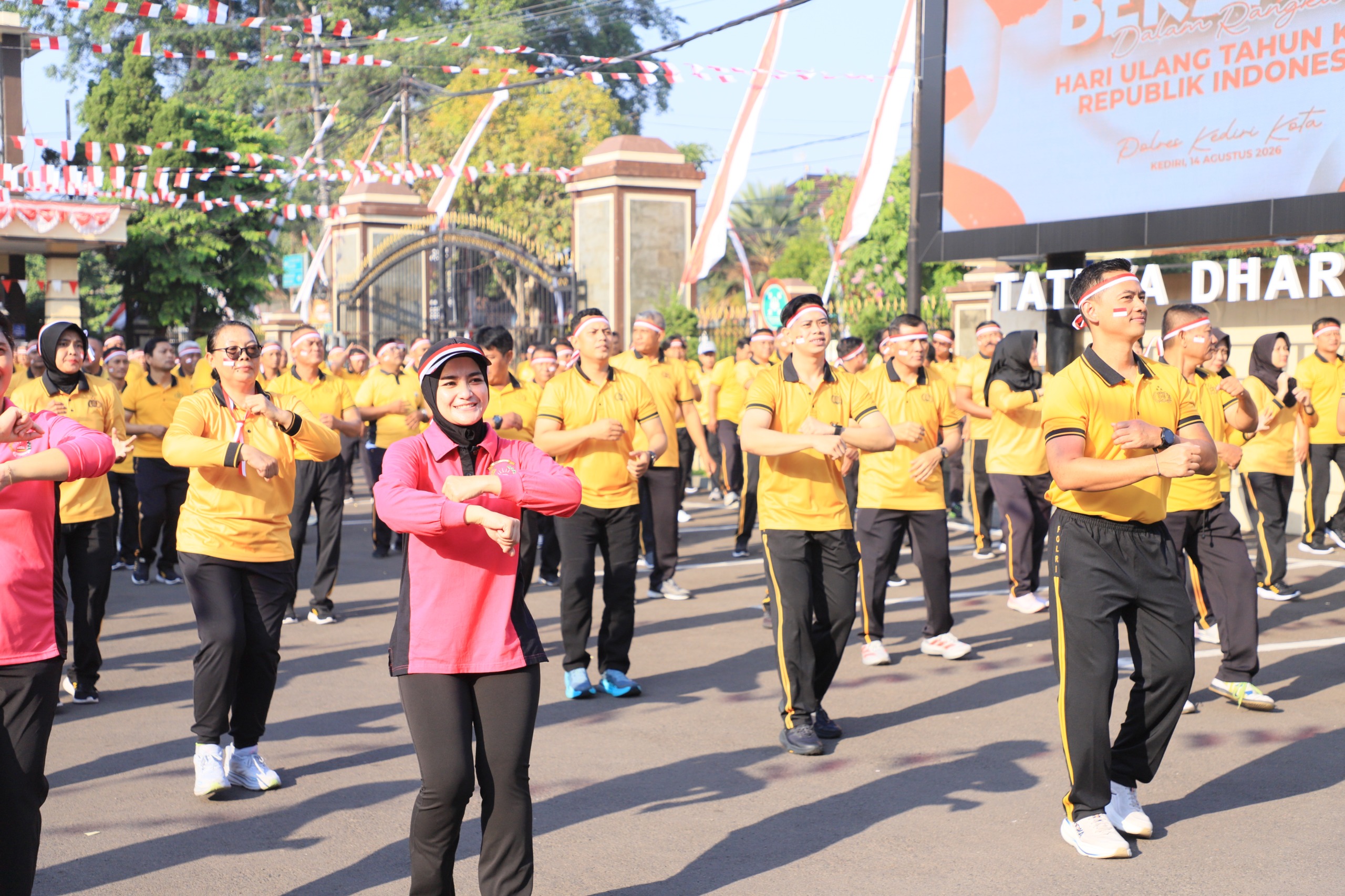 Semangat Kemerdekaan di Polres Kediri Kota, Kapolres dan Ketua Bhayangkari Jadi Peserta Lomba
