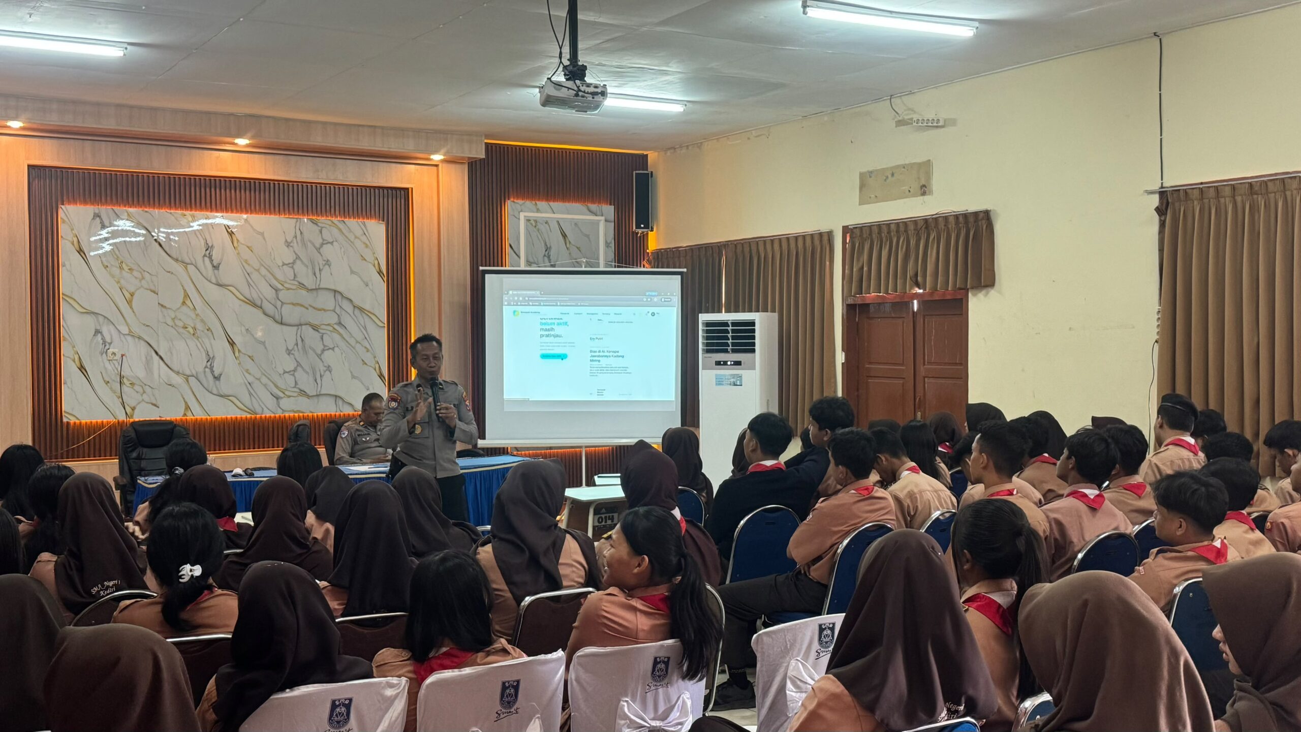 Kenali Teknologi, Bijak Menggunakan AI, Polres Kediri Kota Sosialisasikan Paham AI kepada Pelajar SMAN 1 Kediri