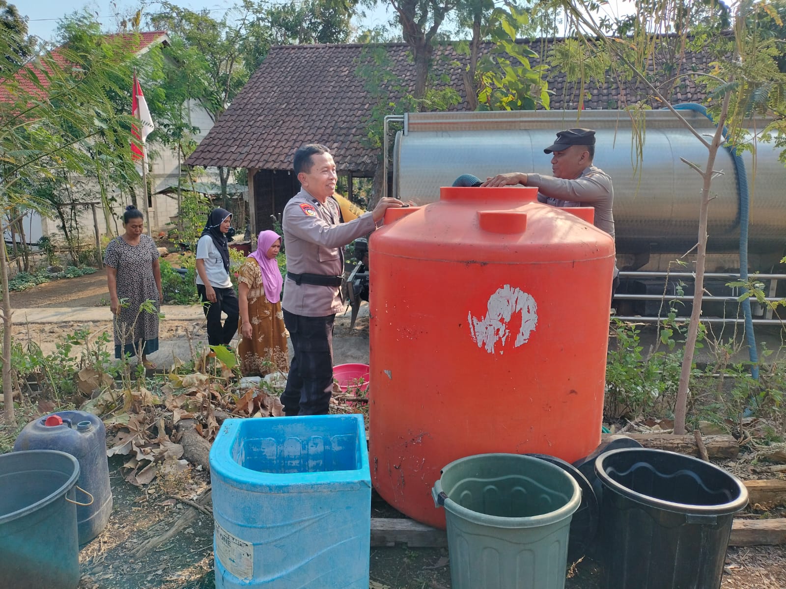 Polres Ponorogo Hadir Bawa Harapan Saat Kemarau Panjang, Salurkan 16 Ribu Liter Air Bersih untuk Warga Karangpatihan