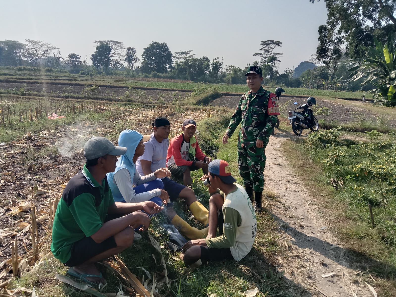 Perkuat Swasembada Pangan, Serda Fiyan Setyadi Gelar Komsos Bersama Poktan Sumber Makmur