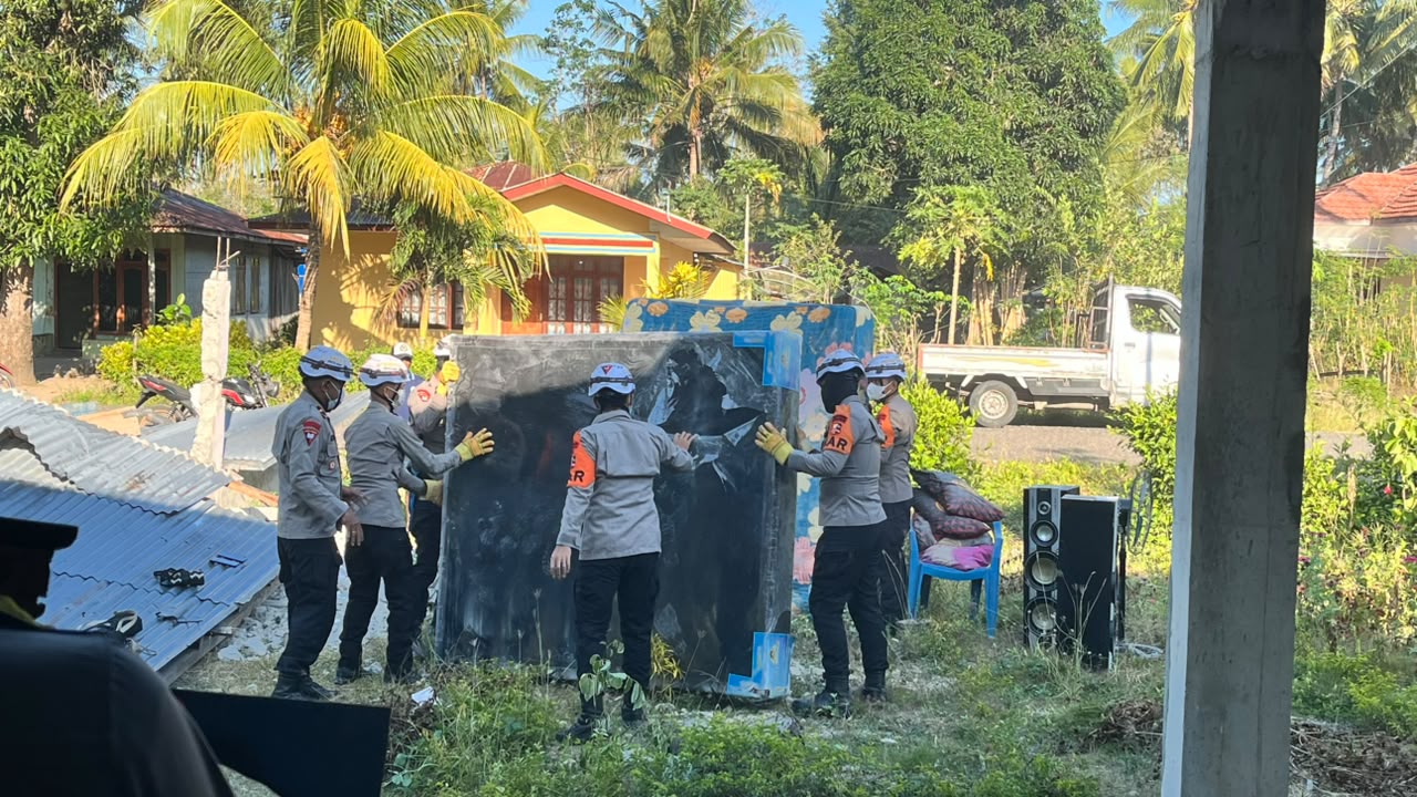 Bantu Warga Selamatkan Harta Benda, Personel SAR Korbrimob Bergerak ke Satar Padut