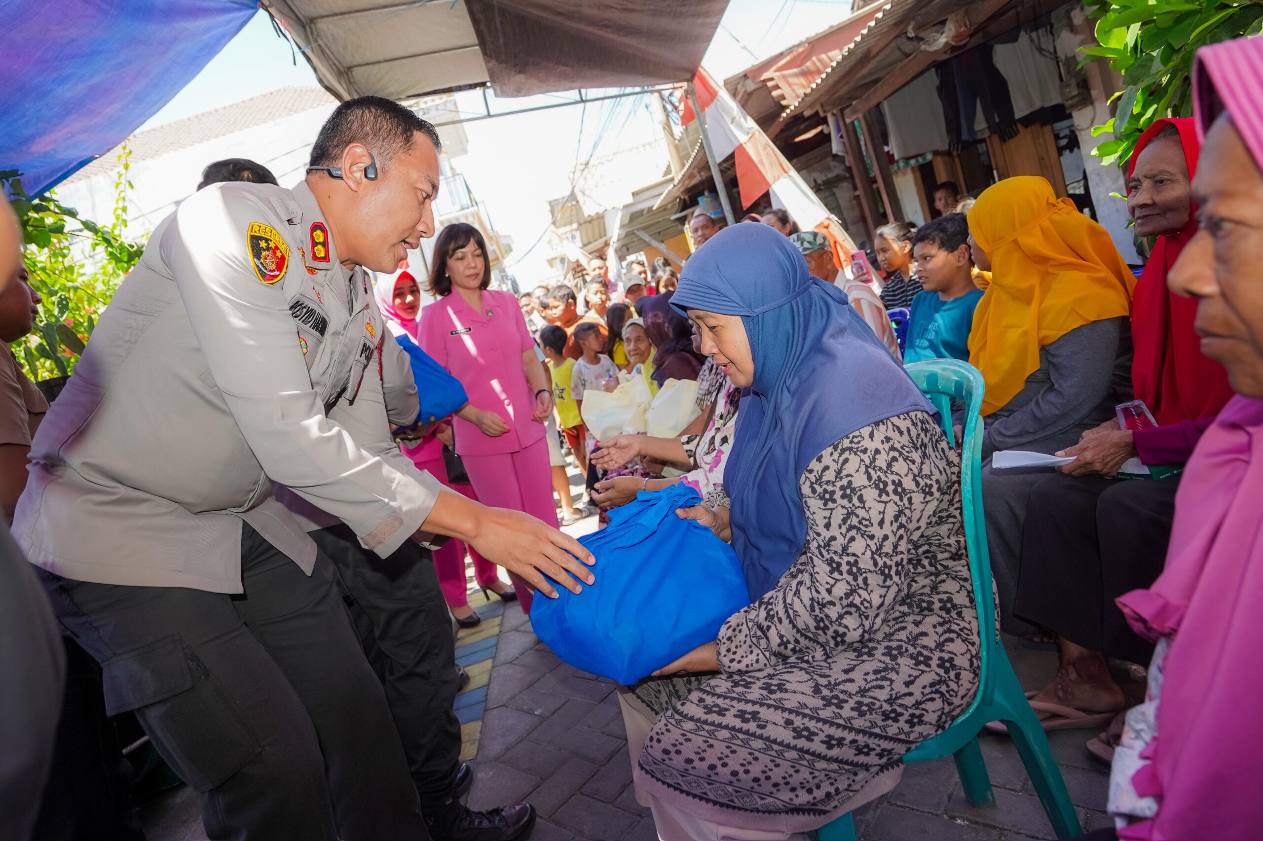 Polrestabes Surabaya Salurkan Paket Sembako Lewat Program ‘Luthfie.Daily Berbagi’