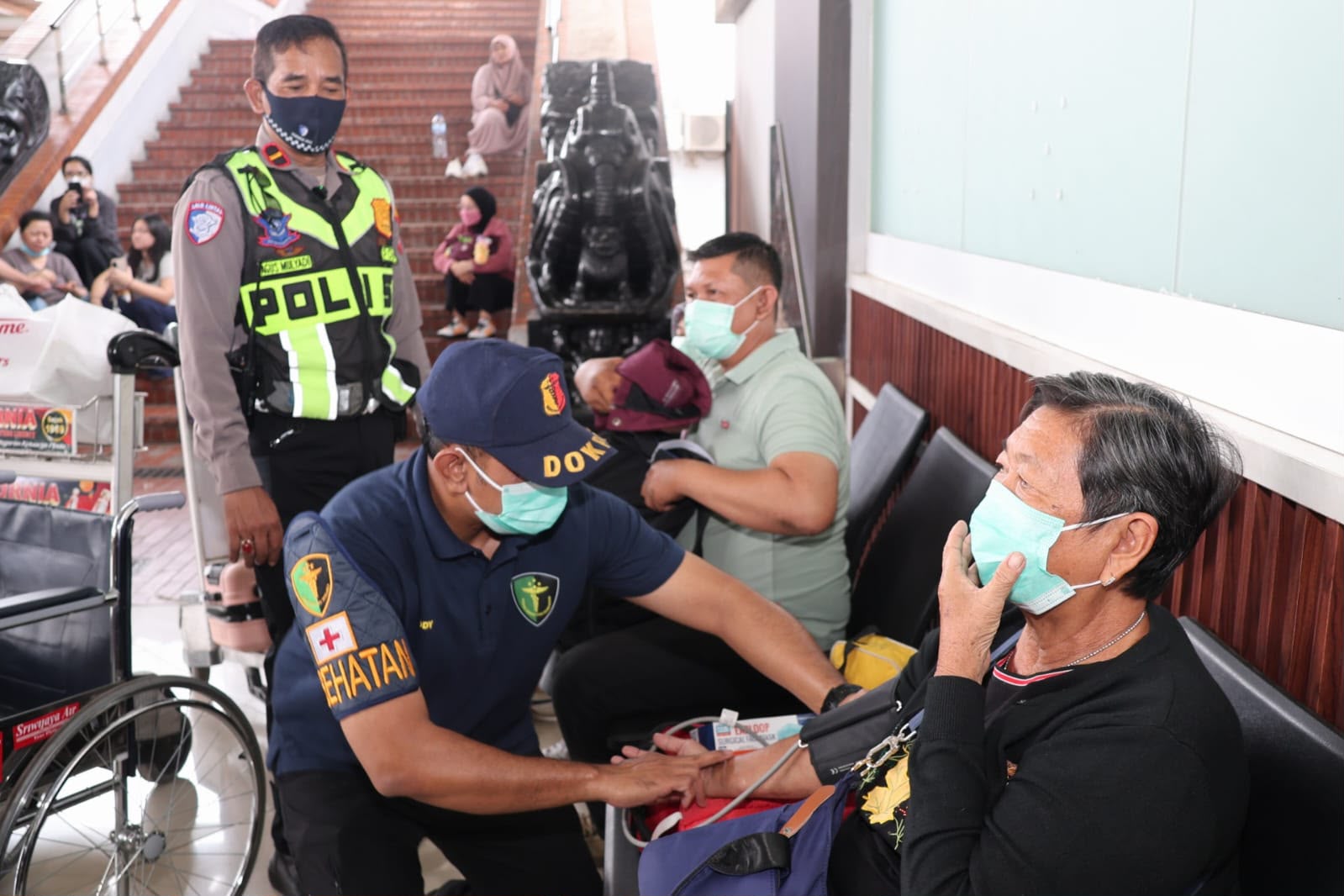 Polresta Bandara Soetta Beri Layanan Kesehatan dan Masker Gratis untuk Penumpang Pesawat yang Tertunda Akibat Erupsi Anak Krakatau