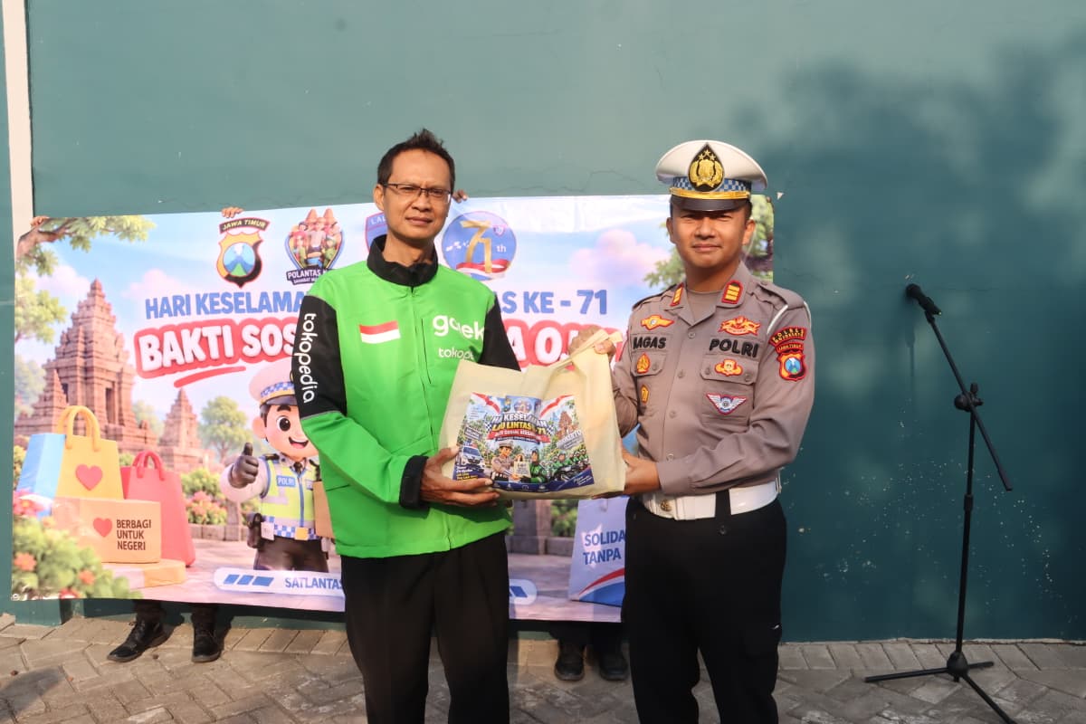 Sambut Hari Lalu Lintas Bhayangkara ke-71,Polres Mojokerto Berbagi Sembako Hingga SIM Gratis untuk Driver Ojol