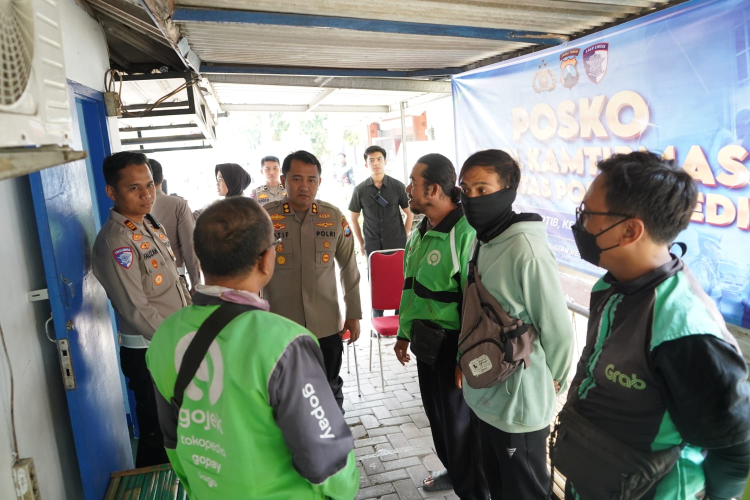 HUT Lalu Lintas Bhayangkara ke-71, Kapolres Kediri kunjungi Anggota yang Sakit