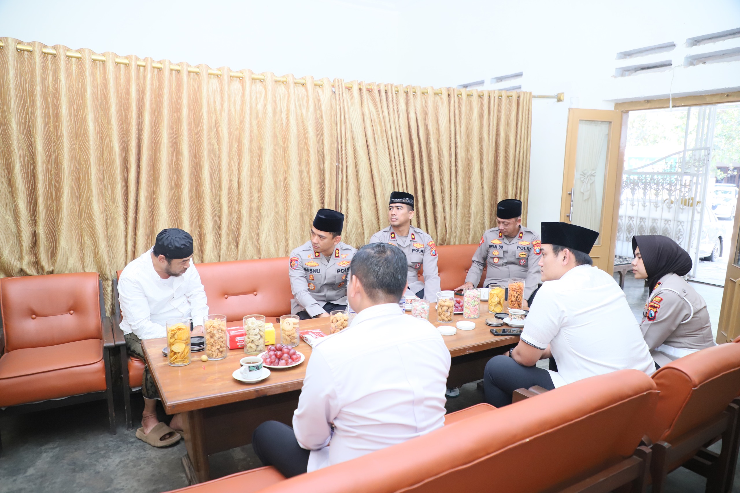Kapolres Kediri Kota-Gus Bidin Sepakat Perkuat Komunikasi Jaga Keamanan Kegiatan di Lirboyo