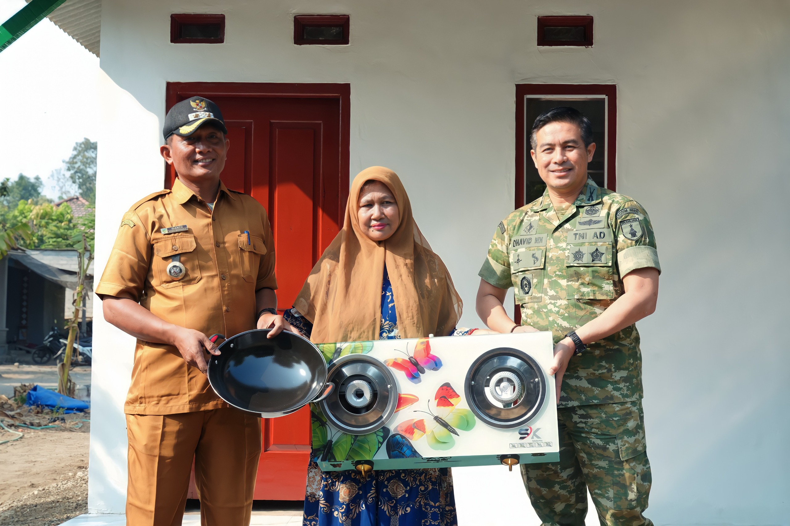 Tak Sekadar Rumah, Dandim 0809/Kediri Hadirkan Harapan Baru bagi Ibu Rohmiati