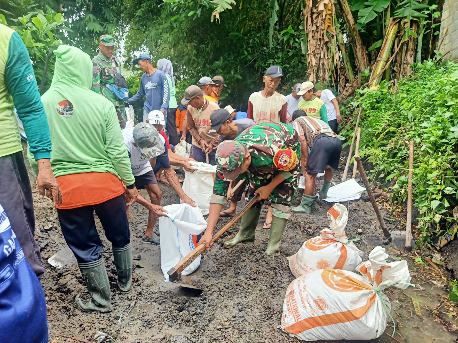 Wujud Nyata Ketahanan Pangan, Babinsa Kelurahan Tanggung Bersama Petani Gotong Royong Perbaiki Saluran Irigasi