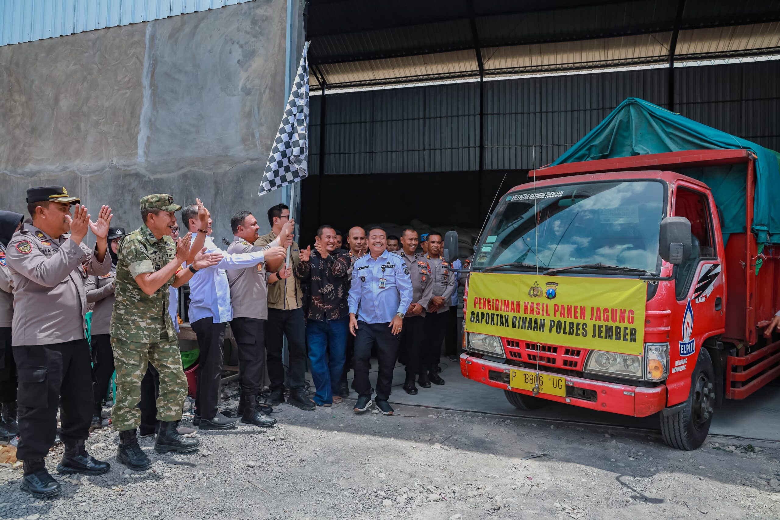Dukung Ketahanan Pangan, Polres Jember Gandeng Bulog Serap Hasil Panen Jagung Petani Puger