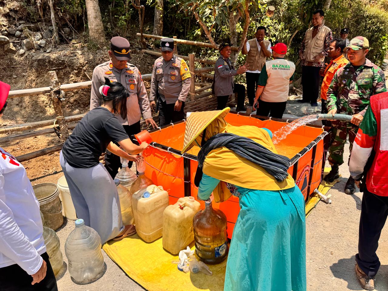 Sinergi Lintas Instansi, Polres Ponorogo Salurkan Bantuan Air Bersih untuk Warga Desa Tumpuk