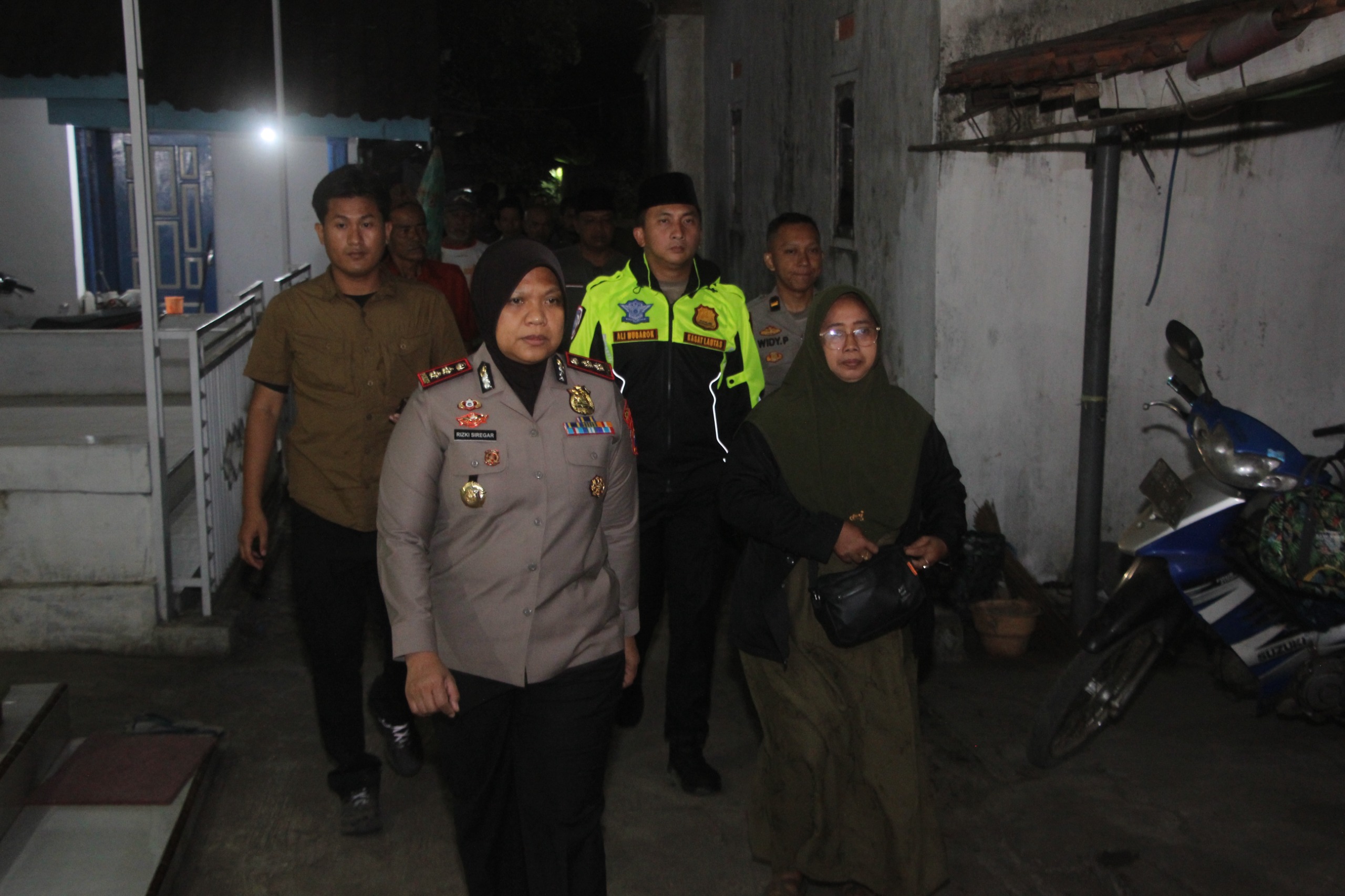 Polisi Bersama Masyarakat, Kapolres Probolinggo Dampingi Keluarga Korban Karhutla TNBTS hingga Peristirahatan Terakhir