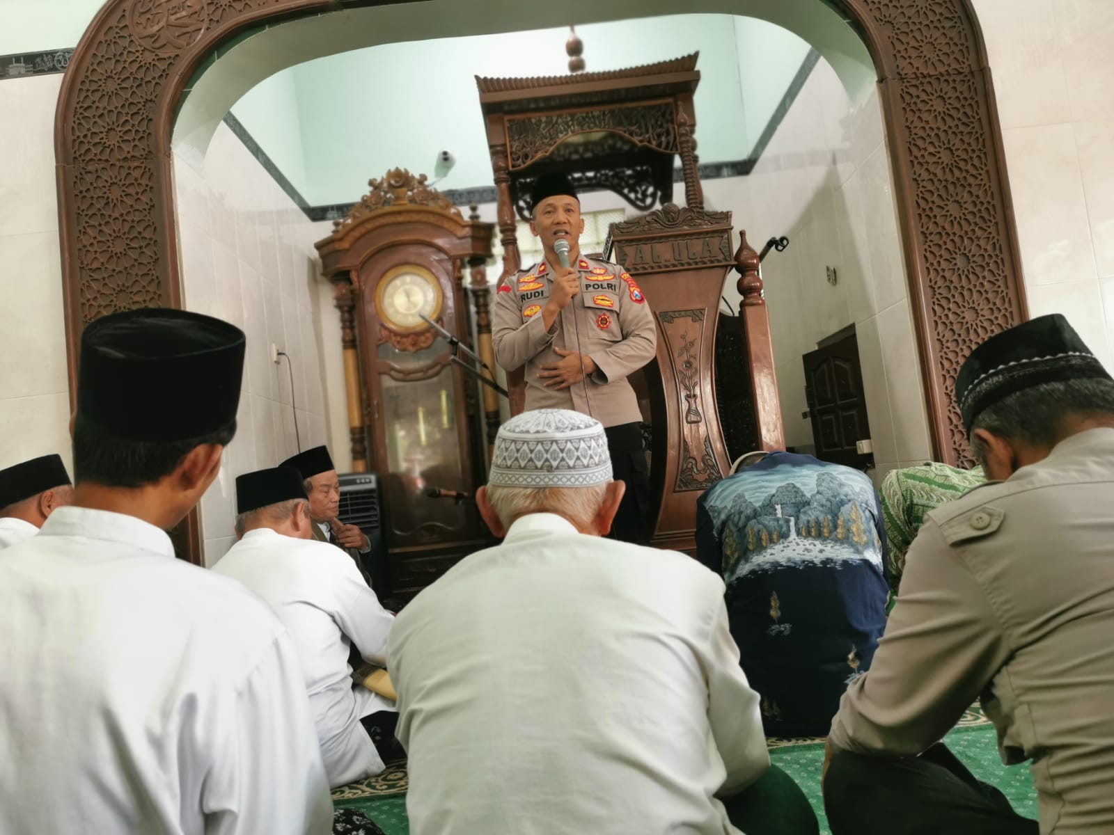 Dekat dengan Masyarakat, Polres Kediri Kota Perkuat Pesan Kamtibmas Lewat Jumat Keliling