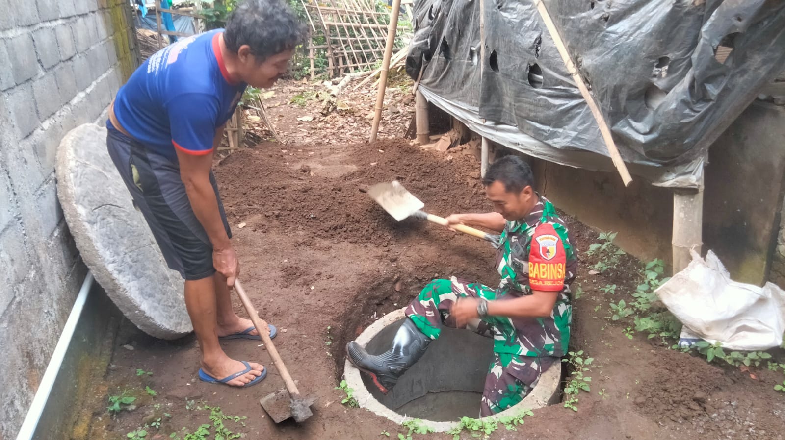 Tingkatkan Sanitasi Sehat, Babinsa Koramil 0808/11 Binangun Gotong Royong Buat Jamban Warga