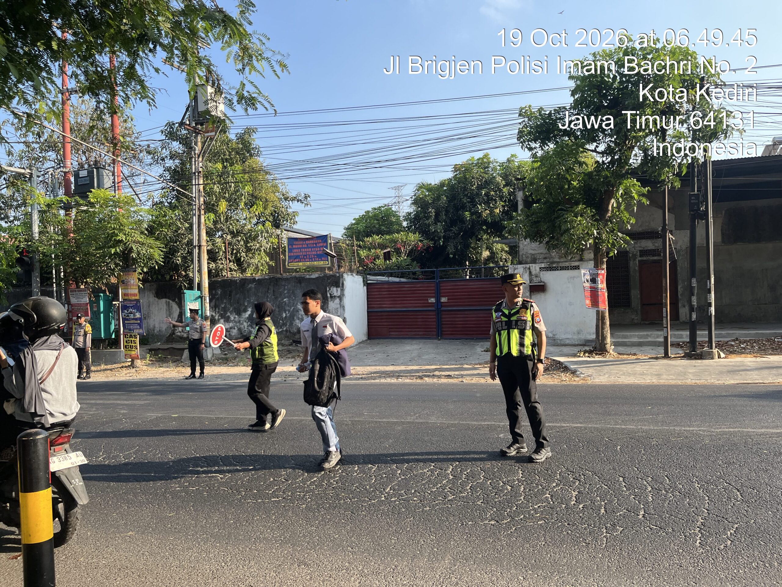 Polisi Hadir untuk Pelajar, Kapolres Kediri Kota Pastikan Aktivitas Pagi Berjalan Aman dan Lancar
