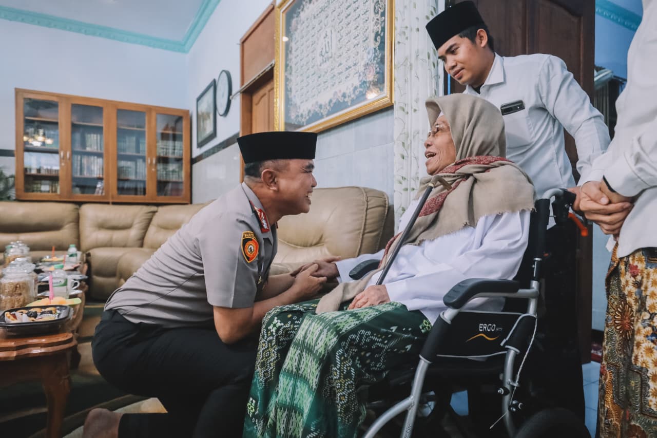 Kapolda Jatim Irjen Pol Dekananto Eko Purwono Silaturahmi ke Sejumlah Ponpes di Kediri, Tanamkan Pesan Kamtibmas kepada Santri