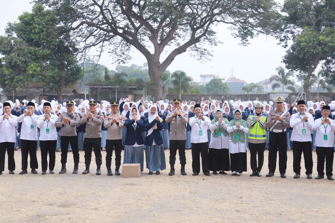 Kapolres Kediri Kota Jadi Pembina Upacara di MAN 2, Ajak Pelajar Bijak Bermedsos dan Jauhi Narkoba