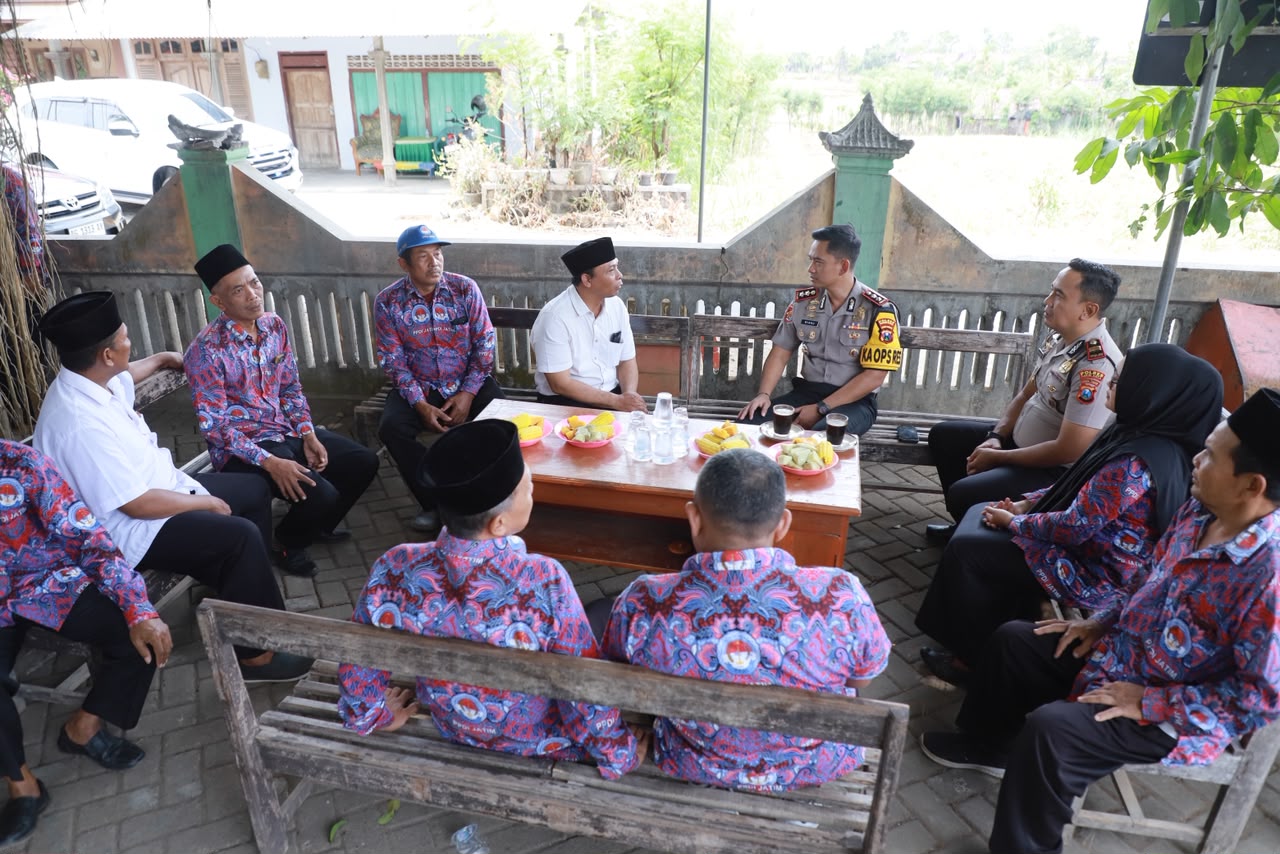 Ngopi Bareng Warga Ponggok, Kapolres Kediri Kota Serap Aspirasi Sekaligus Salurkan Bantuan Air