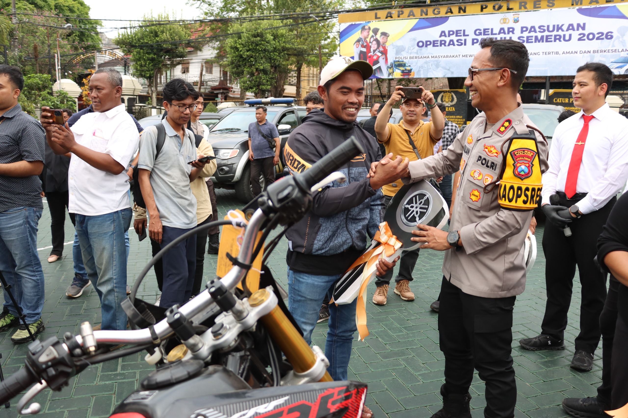 Senyum Sumringah Korban Curanmor,Polres Malang Kembalikan Motor Hasil Operasi Sikat Semeru
