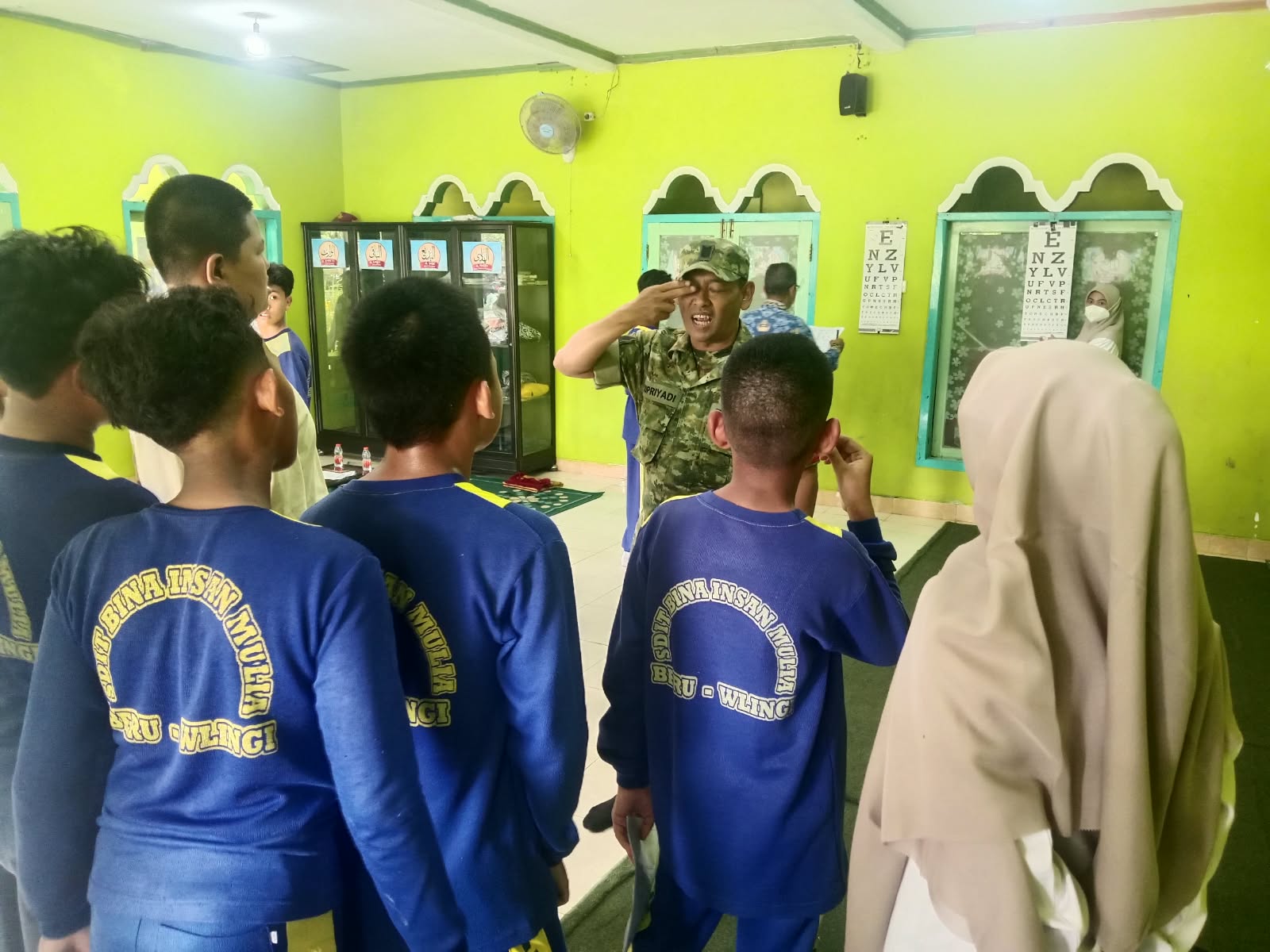 Tingkatkan Kualitas Kesehatan Pelajar, Serma Supriyadi Dampingi Screening Kesehatan Di SDI Bina Insan Mulia